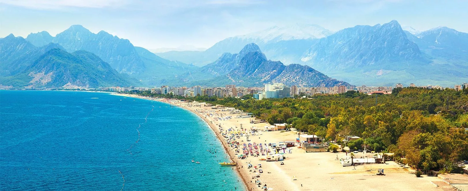 Vue d’Antalya entre falaises, mer turquoise et vieille ville, destination phare de la côte méditerranéenne turque.