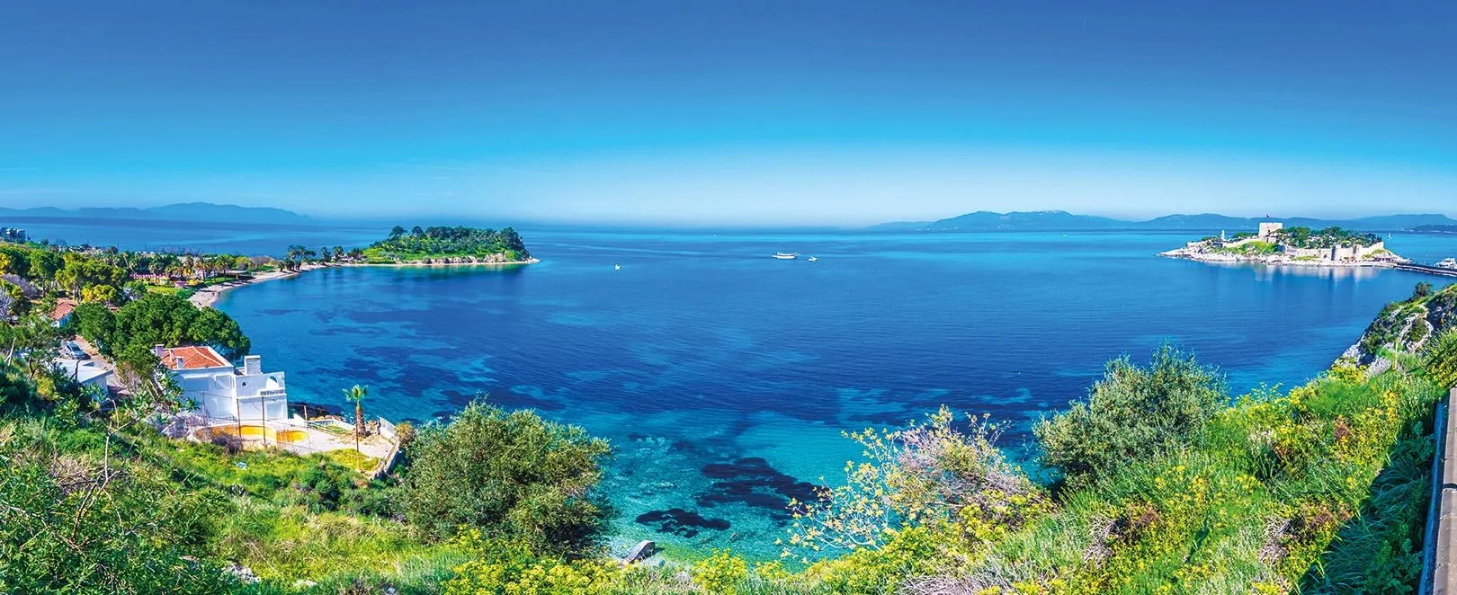 Vue générale d’Izmir et de sa baie égéenne, promenade côtière et ambiance méditerranéenne en Turquie.
