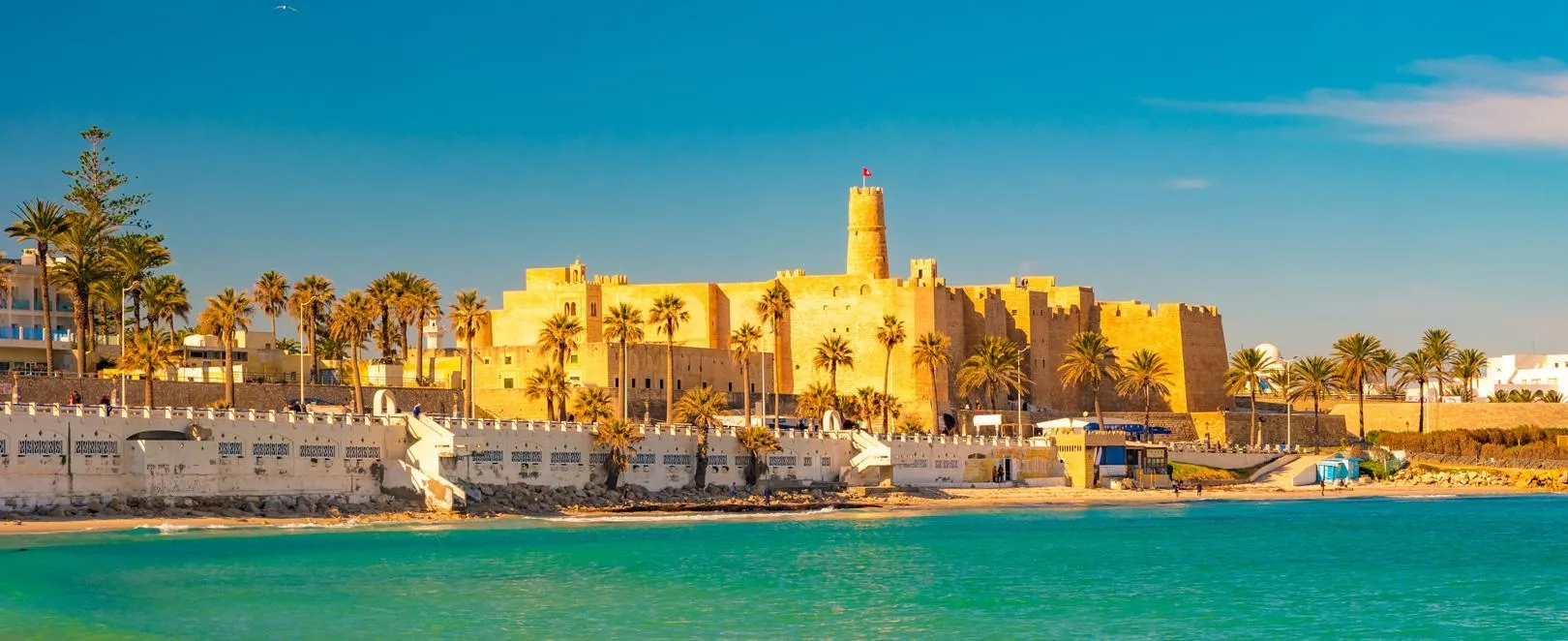 Vue de Monastir en Tunisie, entre plages de sable, forteresse du Ribat et mer Méditerranée aux eaux claires