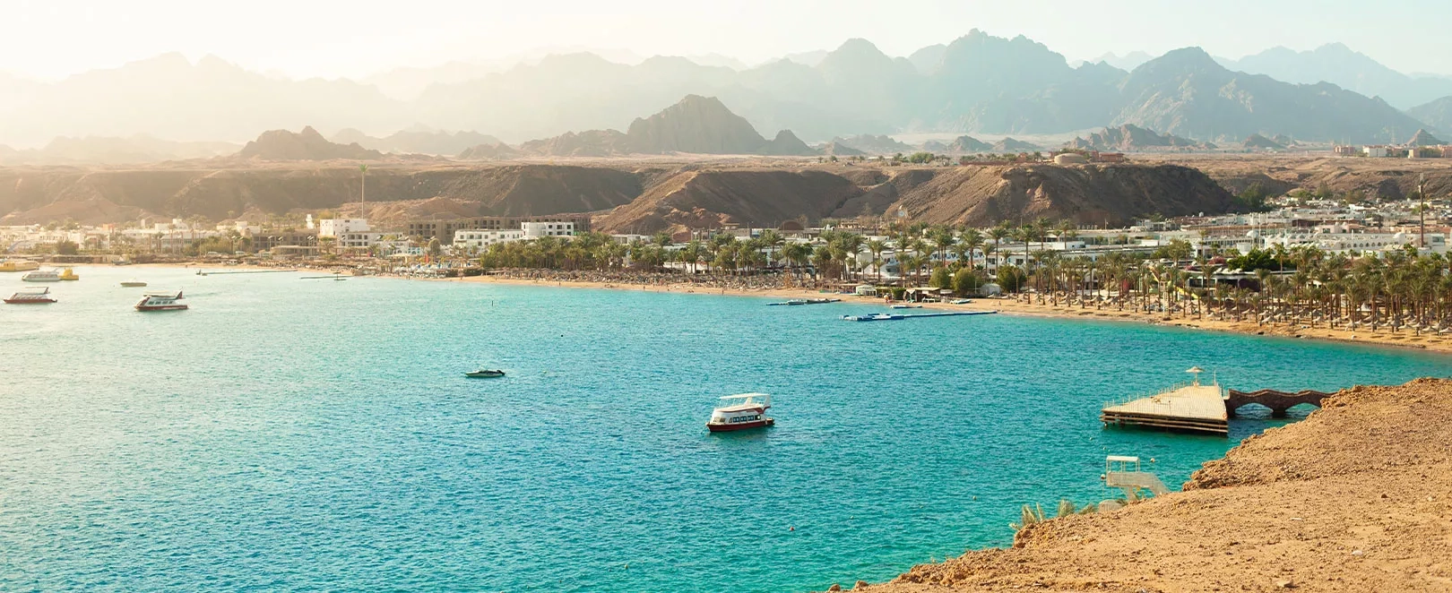 Panorama de Sharm el-Sheikh sur la mer Rouge, plages turquoise et montagnes du Sinaï, destination balnéaire en Égypte