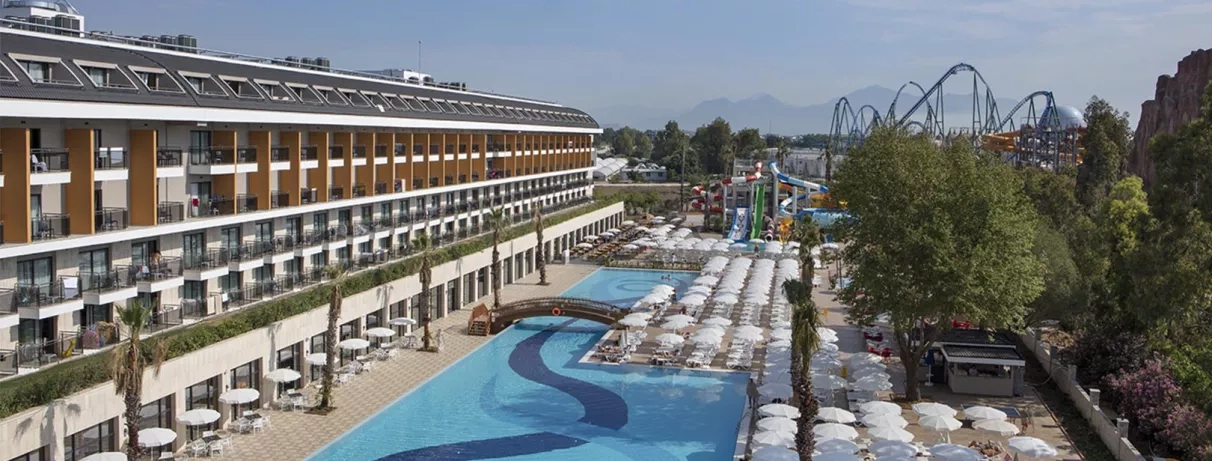 piscine et bâtiment hôtel