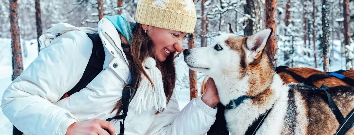 femme  avec tenue de ski et husky, neige, ambiance hivernal 