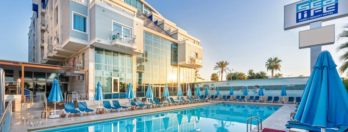 piscine extérieure avec vue de l'hôtel