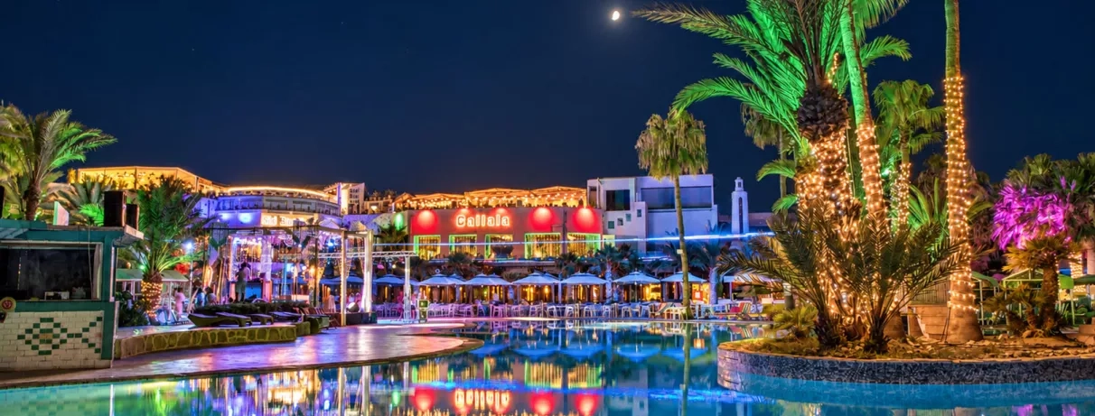 Piscine et terrasses illuminées la nuit au Mondi Club Welcome Meridiana Djerba hôtel tout inclus