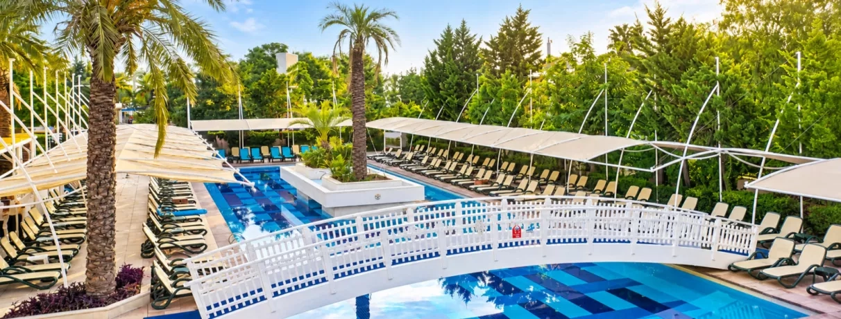 vue d'ensemble sur la piscine extérieure et son ponton 