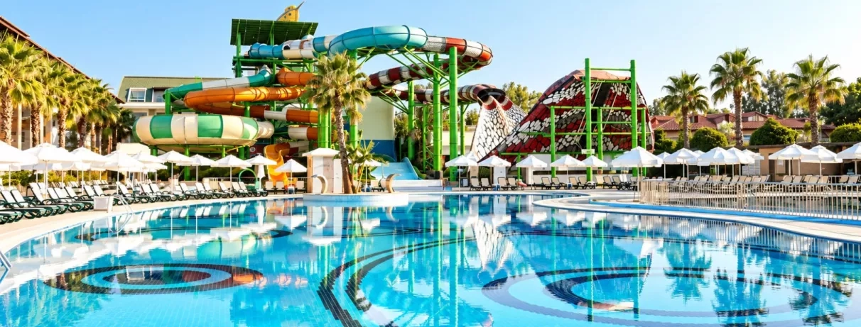 piscine extérieure avec des toboggans 
