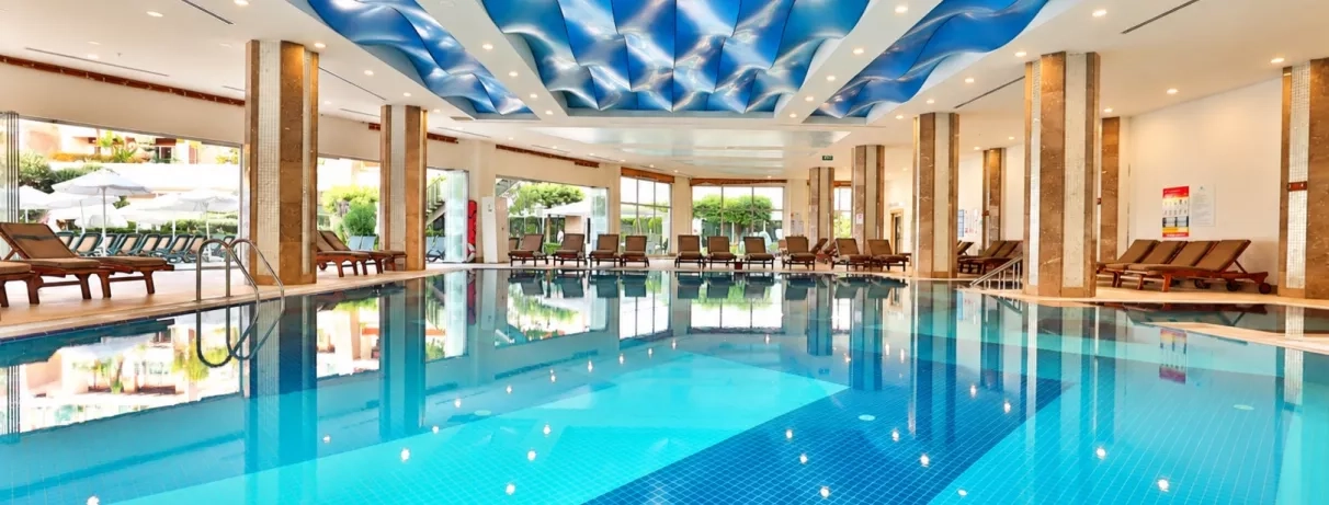 piscine intérieure avec colonne 