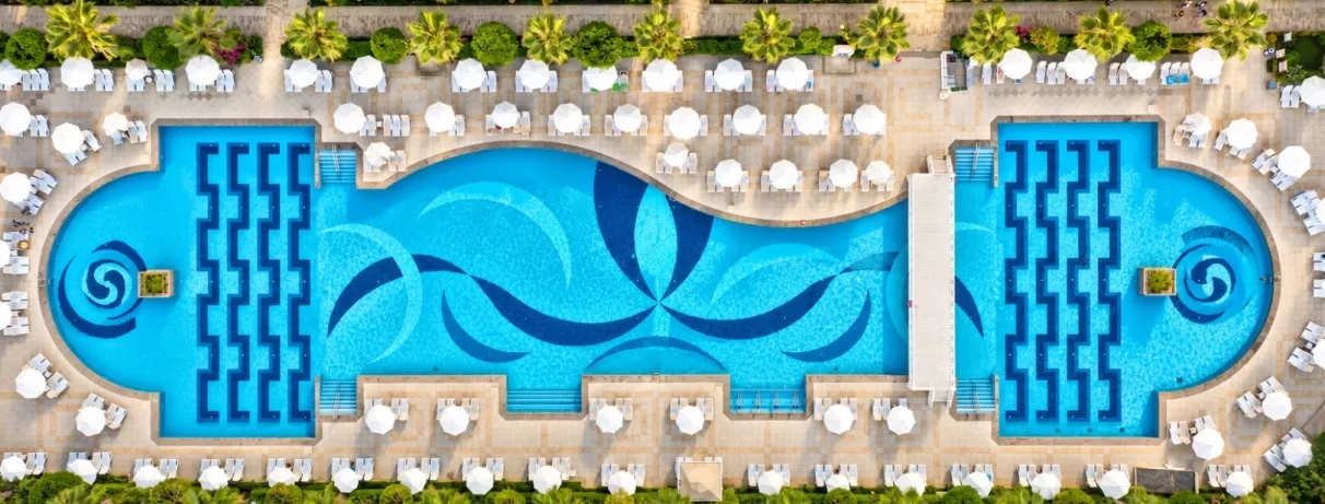 vue du dessus de la piscine extérieure 
