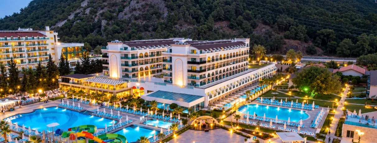 vue d'ensemble hôtel de nuit avec ses piscines illuminées 