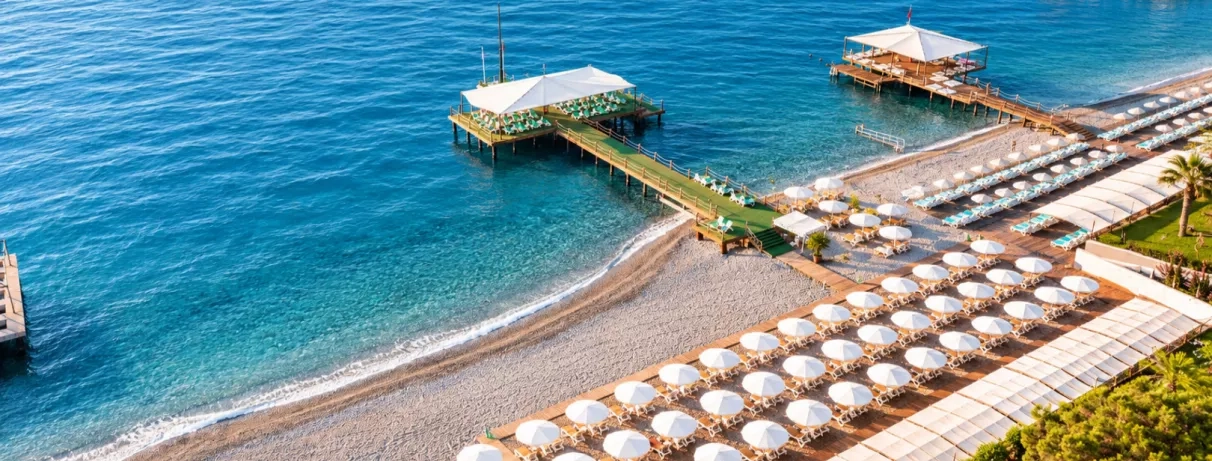vue de la mer et de la plage avec transats et parasols 