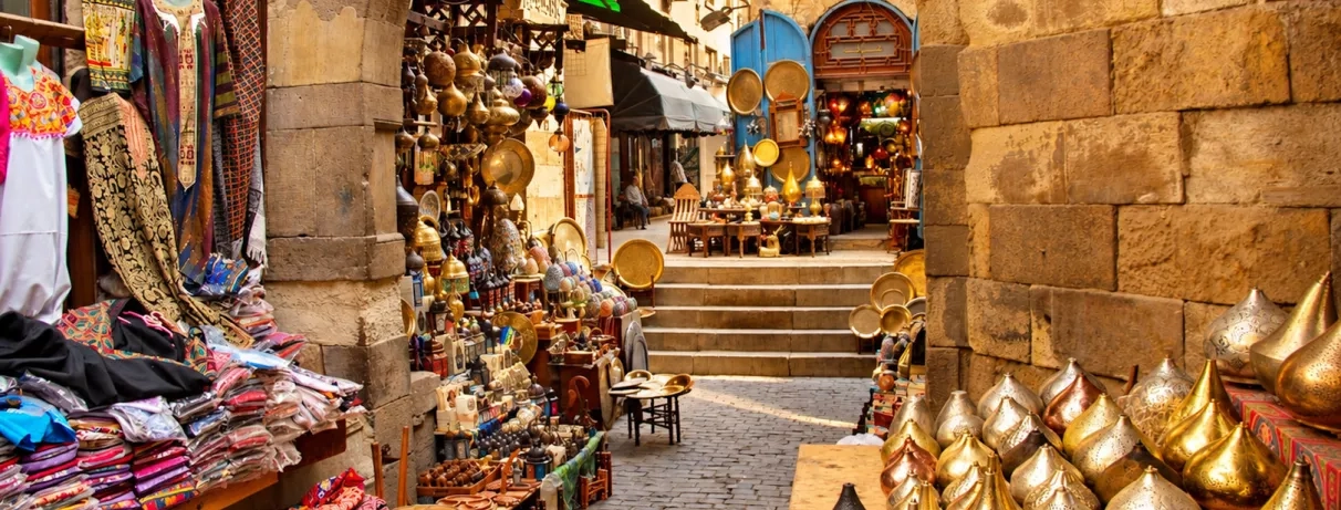 Découvrez les épices et objets traditionnaux du souk égyptien d'Assouan lors de votre voyage all inclusive.
