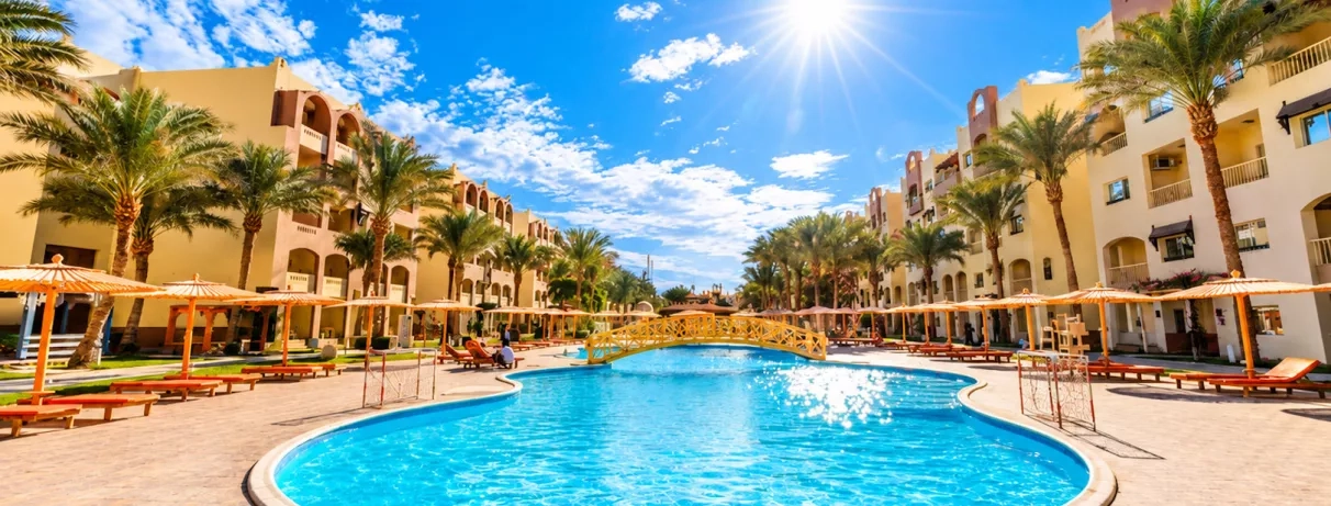 Vue aérienne du complexe hôtelier El Karma Aqua Beach Resort et ses piscines à Hurghada.
