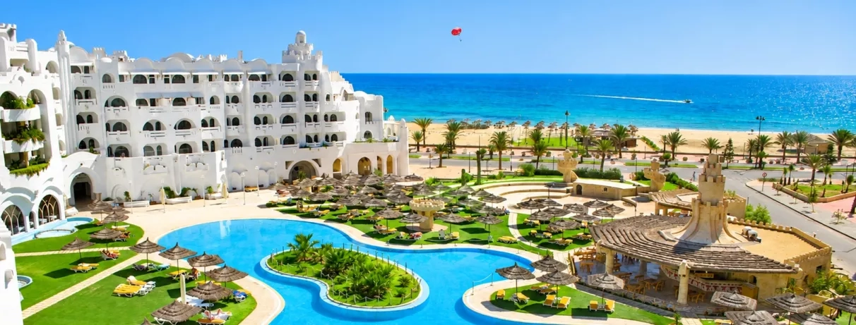 vue sur l'hôtel la piscine et la mer