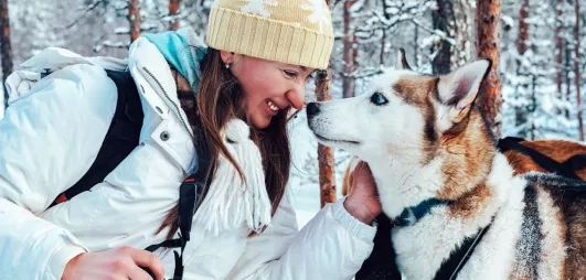 femme  avec tenue de ski et husky, neige, ambiance hivernal 