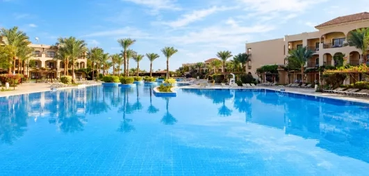 Grande piscine de l'hôtel Jaz Aquamarine 5* à Hurghada pour vos vacances famille en formule all inclusive.