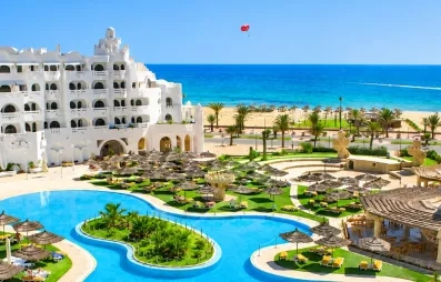vue sur l'hôtel la piscine et la mer