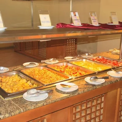 Plats typiques et spécialités tunisiennes présentés au buffet du restaurant de l'hôtel Zephir à Djerba.