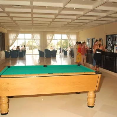 Espace de loisirs intérieur avec table de billard et bar pour se détendre à l'hôtel Zephir.