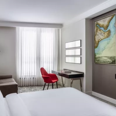 chambre avec un lit double et un bureau