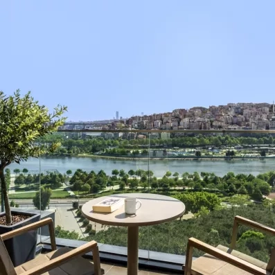 balcon de la chambre avec vue sur le jardin de l'hôtel