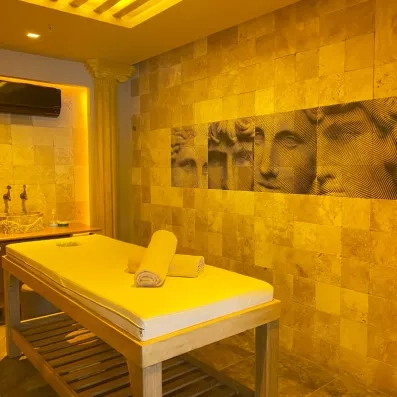 Une salle de massage chaleureuse à la lumière tamisée, pour une relaxation totale.
