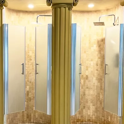 Des cabines de douche élégantes au design inspiré de l'Antiquité, situées dans l'espace bien-être du complexe.