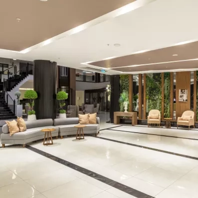 Le hall d'accueil spacieux avec un mobilier contemporain et un mur végétal.