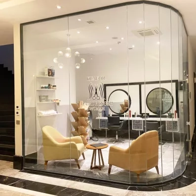Un salon de coiffure moderne et vitré, offre un espace de soin élégant.