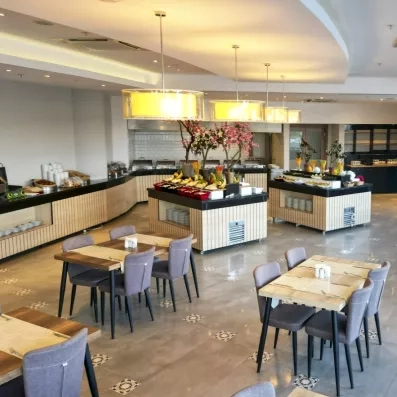 Un espace buffet intérieur lumineux et bien organisé, mettant en avant différents plats.