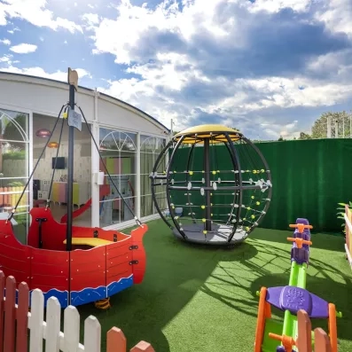 mini club extérieur avec jeux