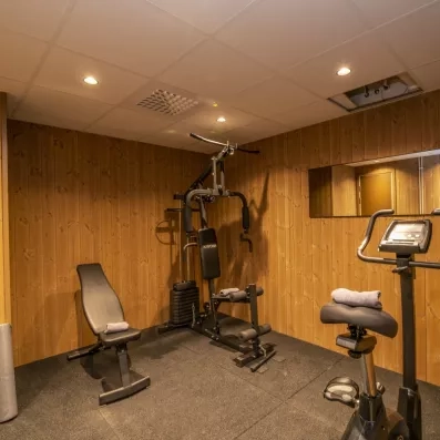 Salle de sport équipée au Matarengi Lodge, services premium pour un séjour actif au cercle polaire.
