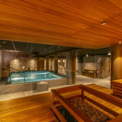 Sauna traditionnel finlandais et spa luxueux, expérience culturelle incontournable lors d'un voyage en Laponie.