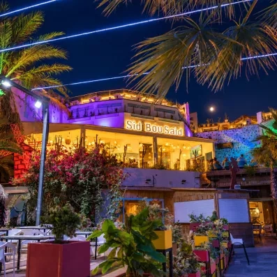 Terrasse illuminée de nuit du restaurant Sidi Bou Saïd à l'hôtel Welcome Meridiana Djerba tout inclus