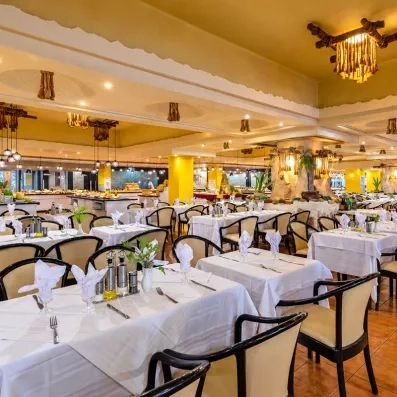 Grand restaurant buffet principal avec tables dressées au Welcome Meridiana Djerba All Inclusive