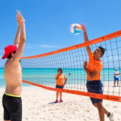 Partie de beach-volley sur la plage de sable blanc du Mondi Club Thalassa Mahdia