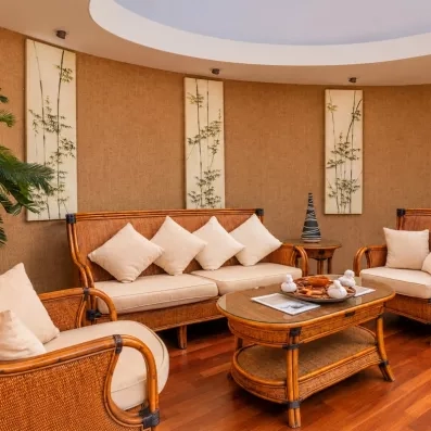 Un salon de style spa chaleureux et apaisant avec des meubles en rotin.