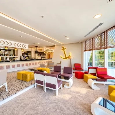 vue du bar de l'accueil avec canapés et fauteuils