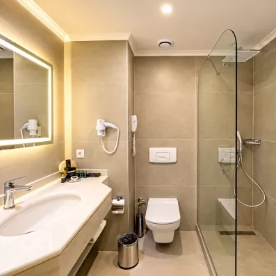 vue de la salle de bain avec douche