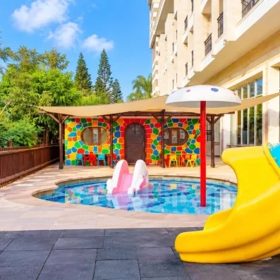 aire de jeux extérieur pour enfant avec toboggan