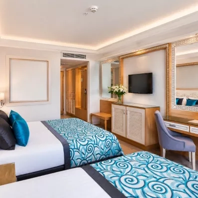 chambre avec deux lits simples