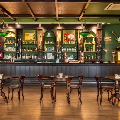bar de l'hôtel avec comptoir, table et chaise