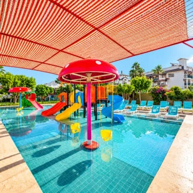 piscine extérieur pour enfants avec jeux d'eau