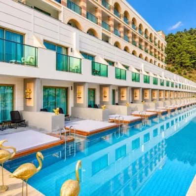 piscine en long et balcon des chambres de l'hôtel