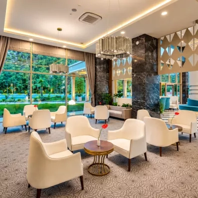 réception de l'hôtel avec fauteuils et tables bases