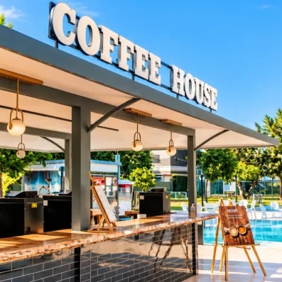 bar extérieur coffee house devant la piscine 
