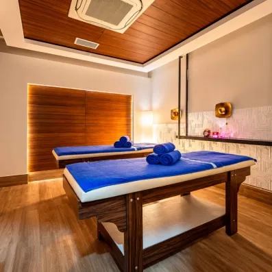 table de massage au centre de spa 