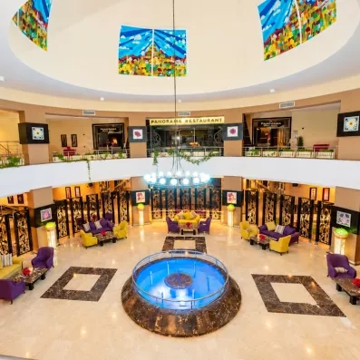 Hall de réception spacieux et restaurant Panorama à l'hôtel El Karma Aqua Beach Resort Hurghada.