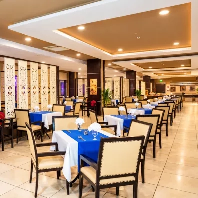 Salle de restaurant principal élégante aux tons bleus à l'hôtel El Karma Aqua Beach Resort Égypte