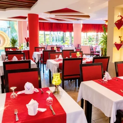 Restaurant buffet de l'hôtel El Karma Aqua Beach Resort avec décoration rouge à Hurghada