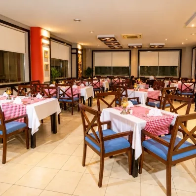Salle de restaurant à l'ambiance conviviale avec nappes à carreaux à l'El Karma Aqua Beach Hurghada